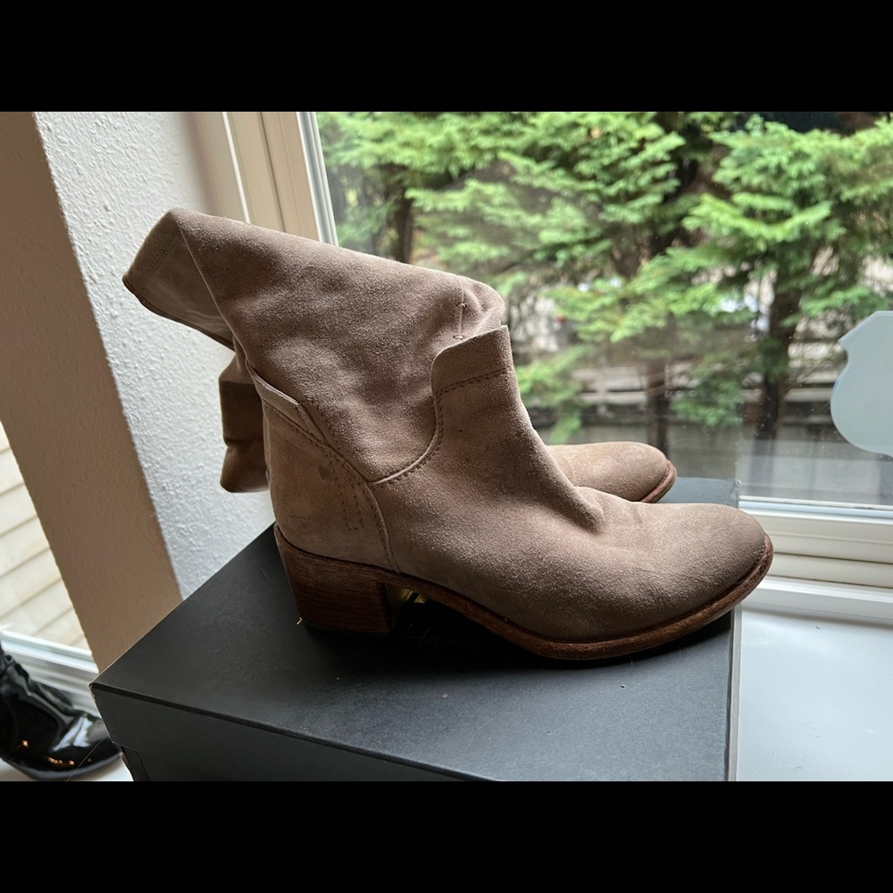 Alberto Fermani suede booties 38